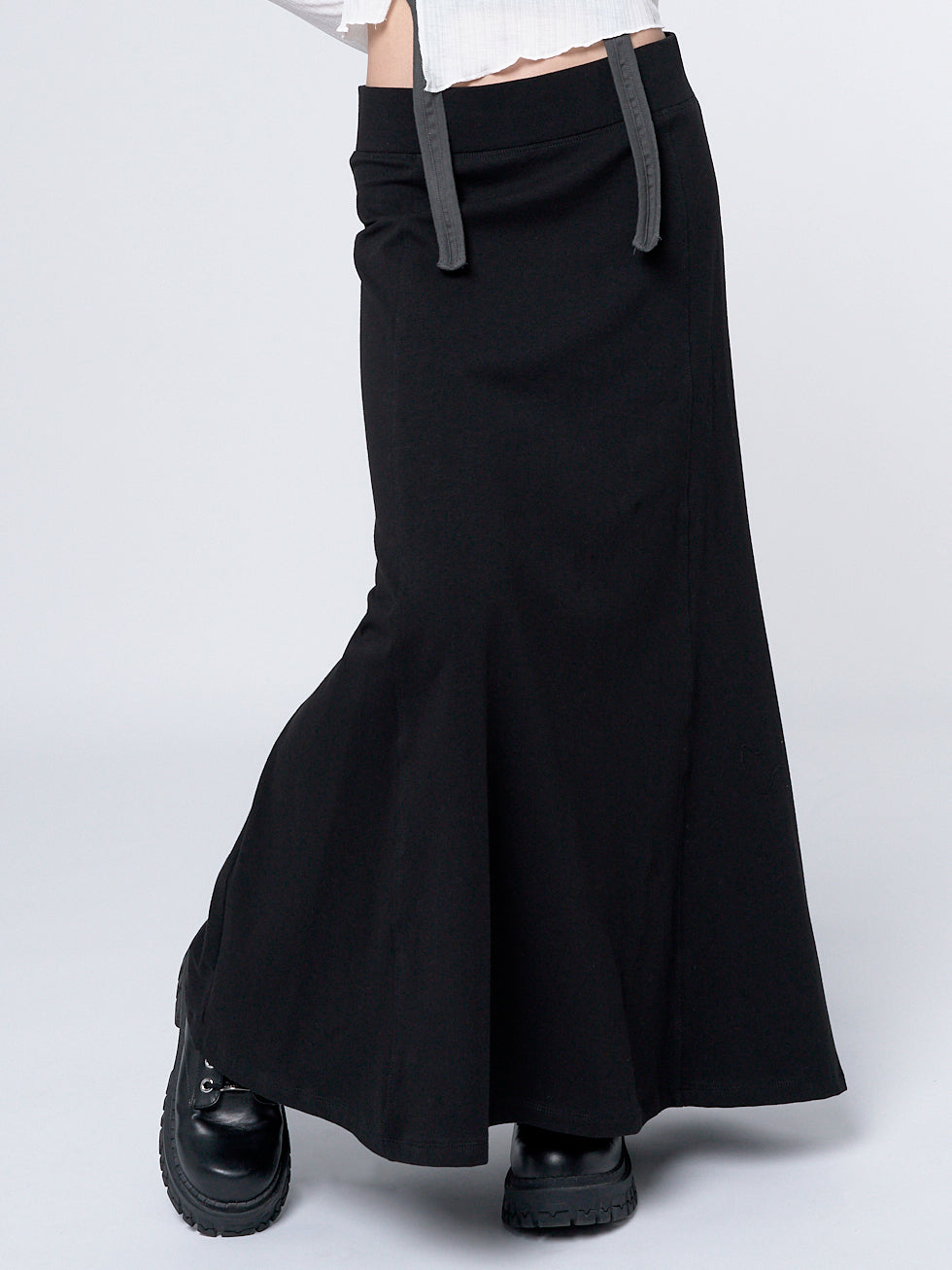 Comfy and stylish black maxi skirt with a lined design. Perfect for effortless comfort and a fashionable look.