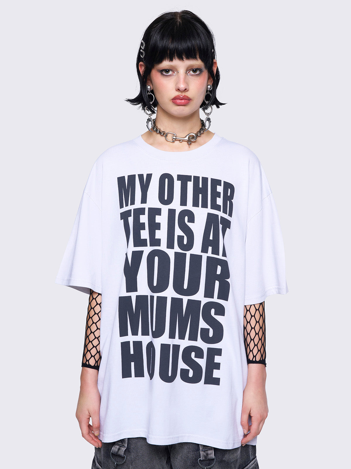 Oversized gaphic t-shirt in white with "My other tee is at your mum's house" slogan front print in black