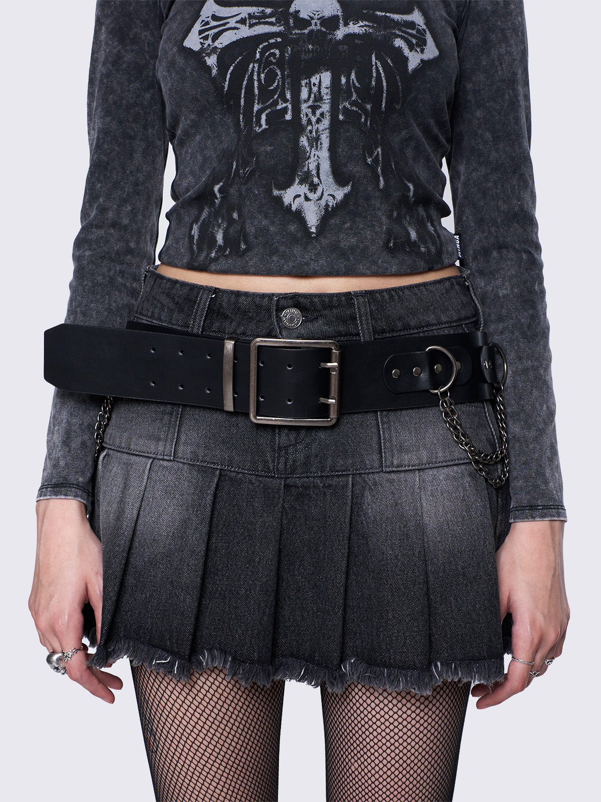 Black buckle belt in vegan leather with stud and chain details. Grunge and goth vibes. 