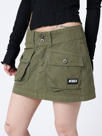 Trendy and versatile cargo-inspired mini skirt in green. Perfect for a edgy look with a touch of utility fashion.
