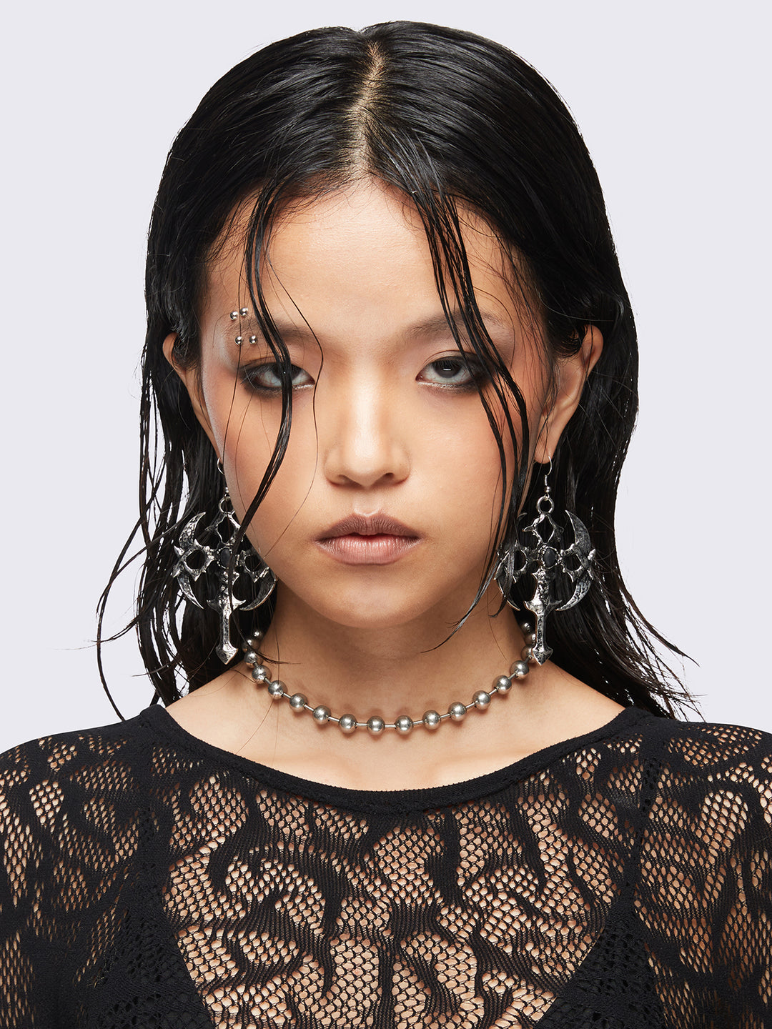 男女兼用【Minga London】Gothic クロス 十字架 ドロップ ピアス Goth Cross Pendant Earrings in Antique Silver | Minga London