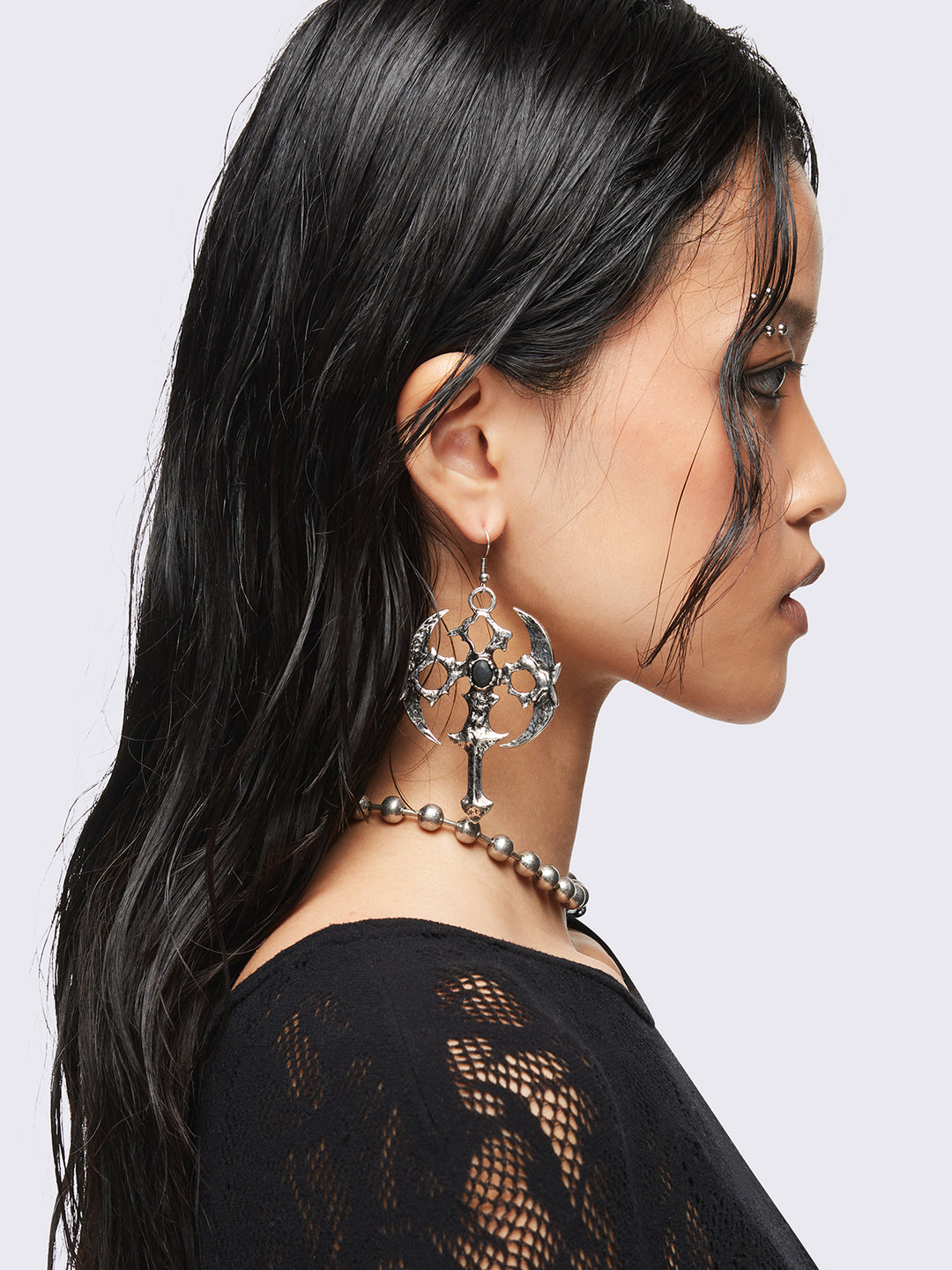 男女兼用【Minga London】Gothic クロス 十字架 ドロップ ピアス Goth Cross Pendant Earrings in Antique Silver | Minga London