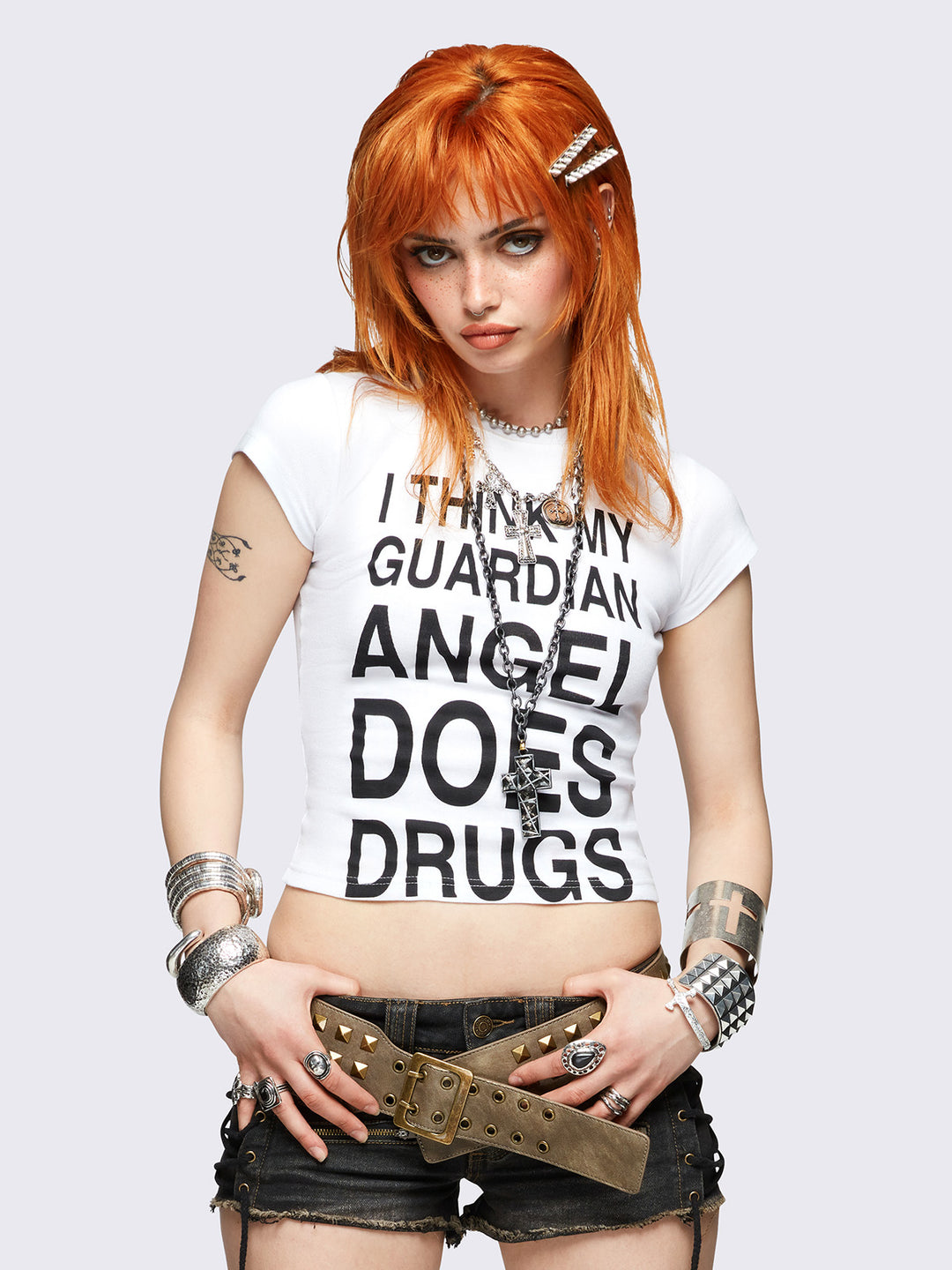 Minga London ガーディアンエンジェルベビーTシャツ White Graphic Baby Tee with Slogan and Cross Print | Minga