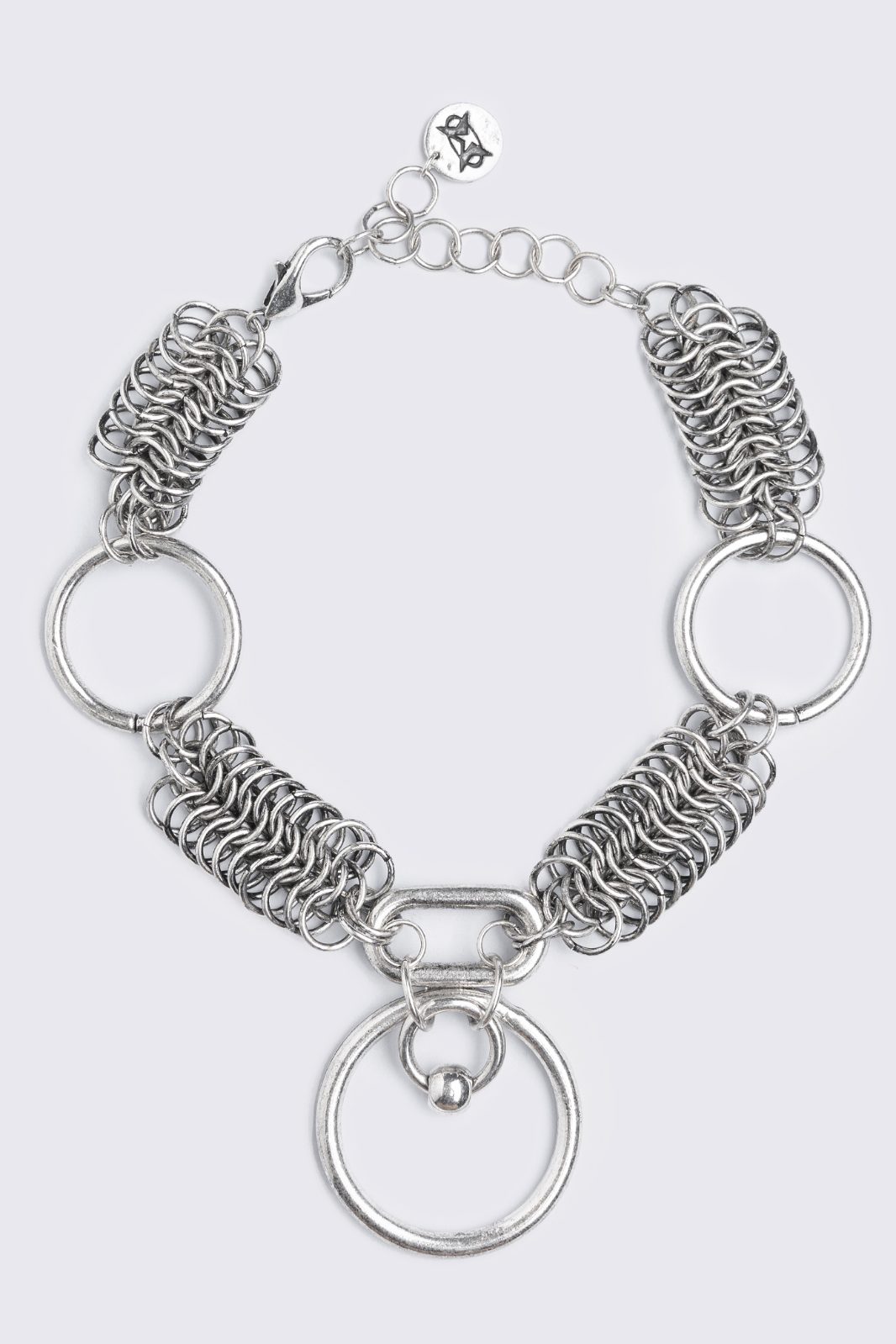 Chunky choker necklace with an O-ring pendant and interlocking rings. Features an adjustable length, lobster clasp fastening, and an antique-silver finish for a bold, edgy look.