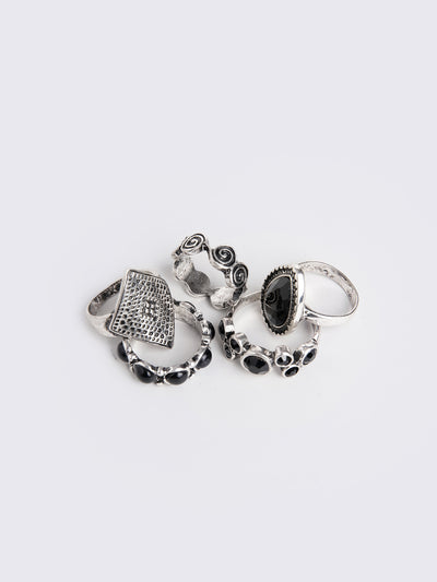 Set of 5 rings with mix engraved design and black stones