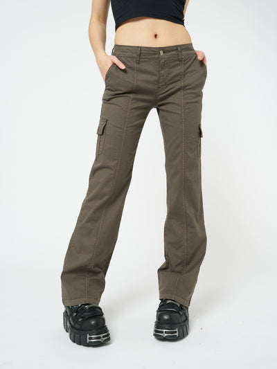Embrace the Y2K fashion trend with these brown cargo pants featuring a stylish and functional design. Perfect for an edgy and retro-inspired look.