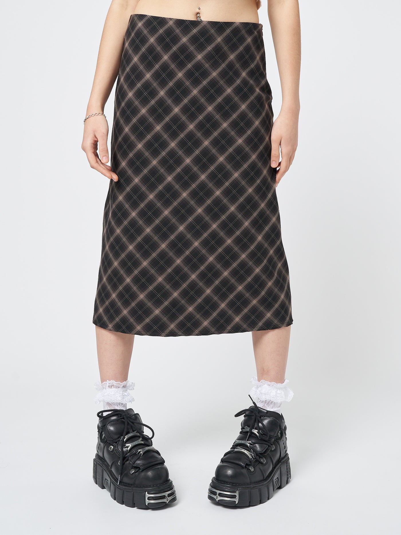 Embrace a timeless and sophisticated style with this midi skirt adorned in a classic plaid pattern.