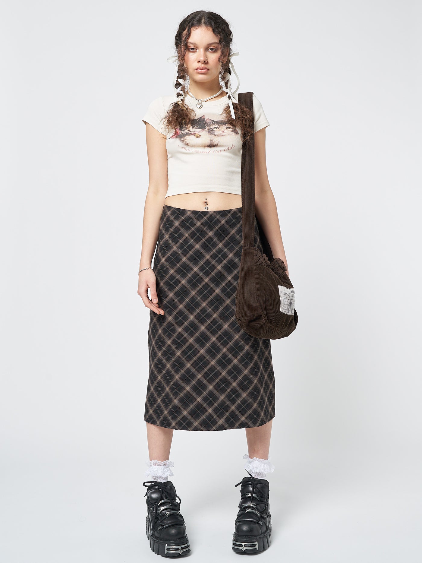 Embrace a timeless and sophisticated style with this midi skirt adorned in a classic plaid pattern.