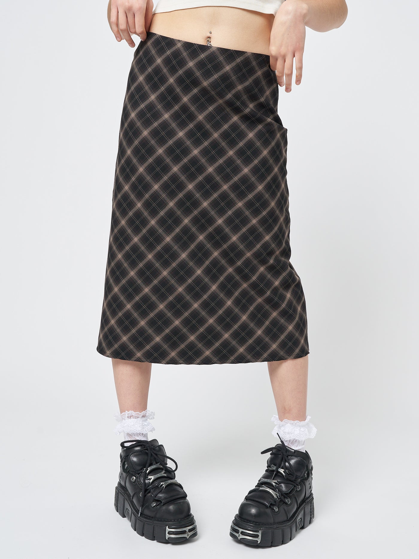 Embrace a timeless and sophisticated style with this midi skirt adorned in a classic plaid pattern.