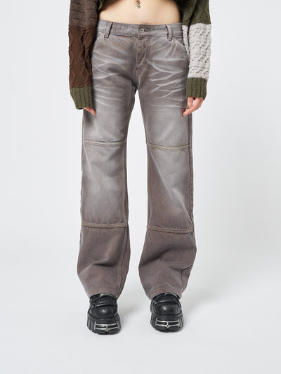 These brown straight jeans feature a washed finish for a relaxed and casual look.