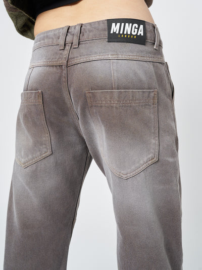 These brown straight jeans feature a washed finish for a relaxed and casual look.