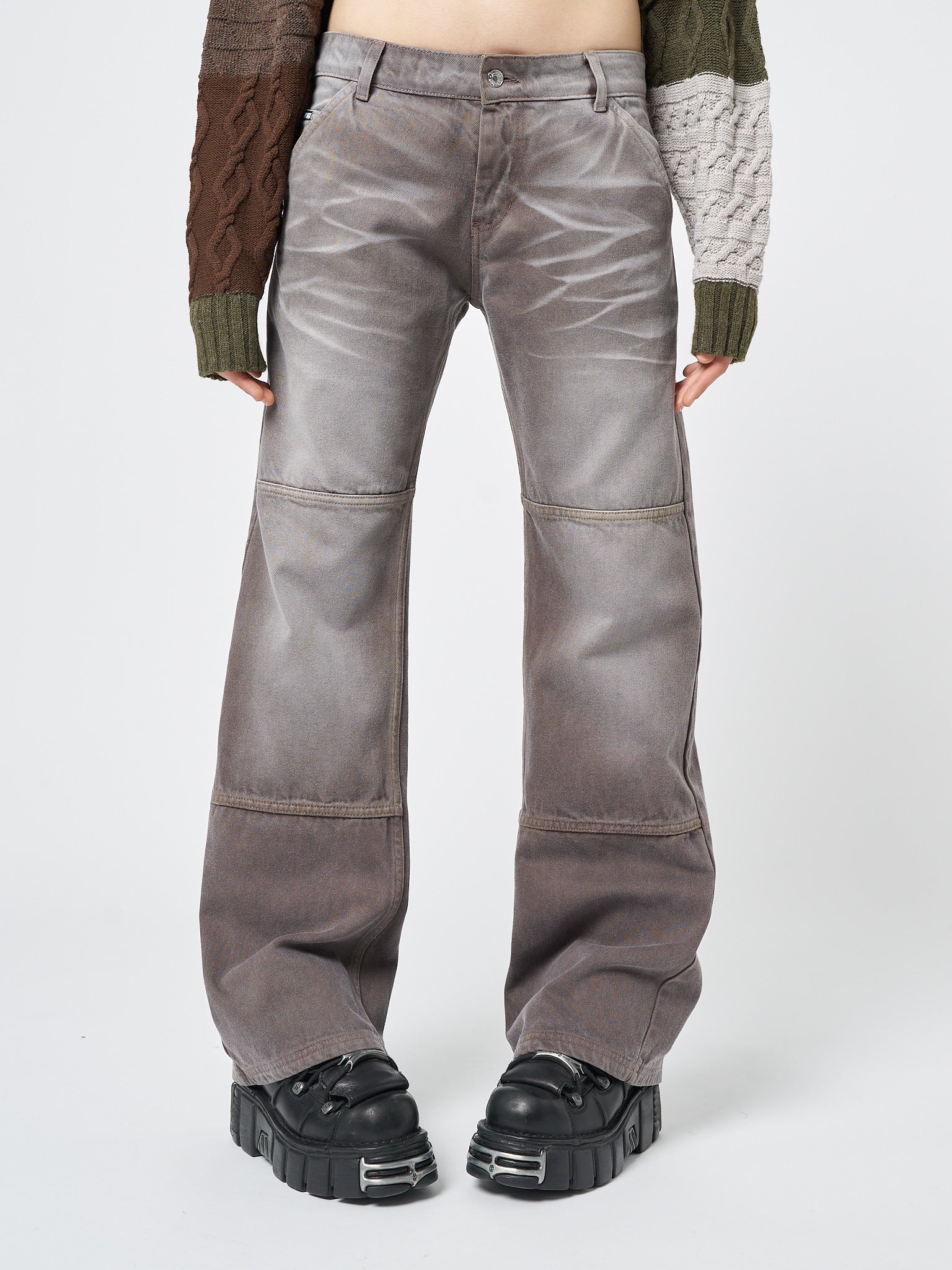 These brown straight jeans feature a washed finish for a relaxed and casual look.