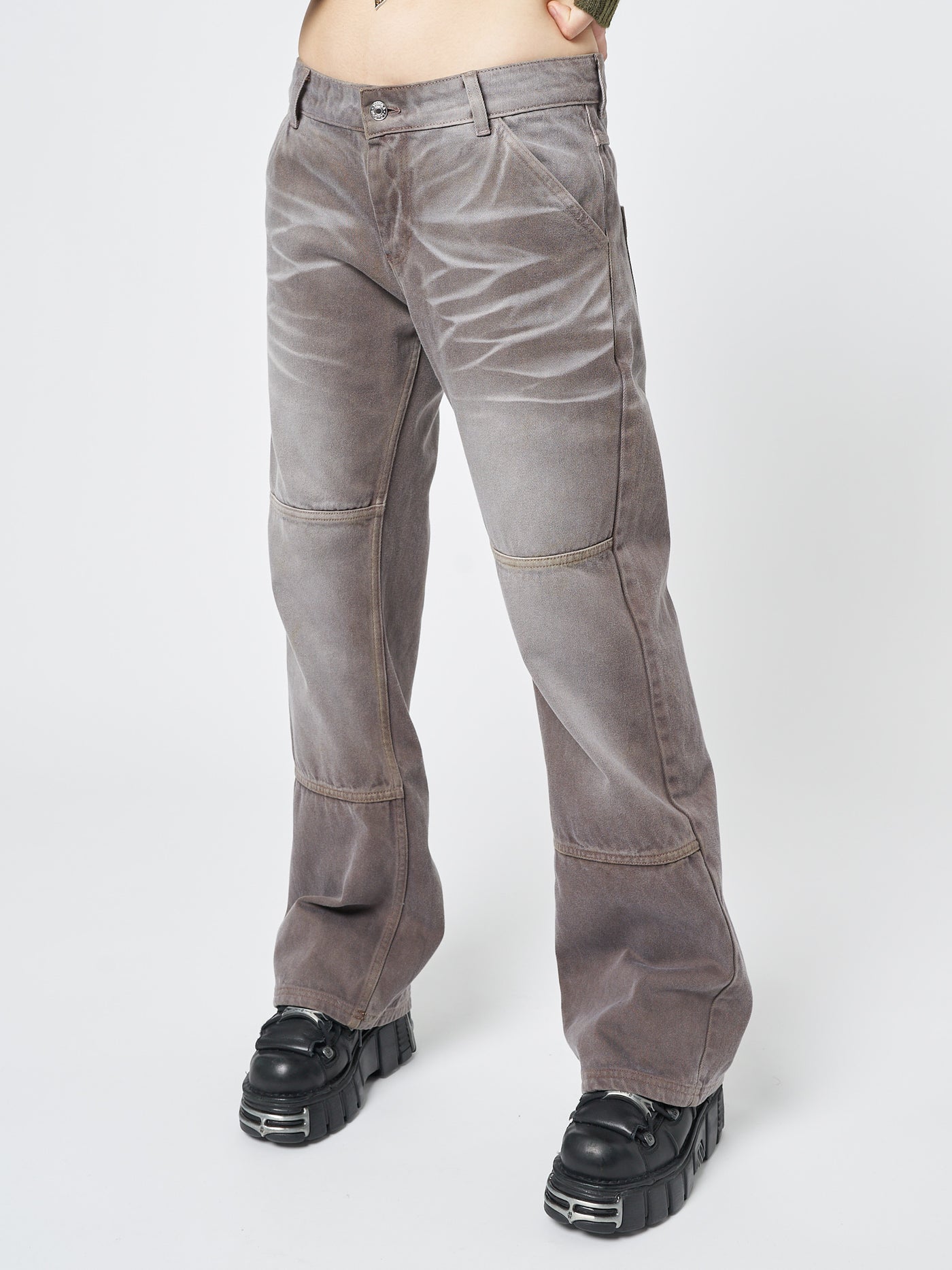 These brown straight jeans feature a washed finish for a relaxed and casual look.