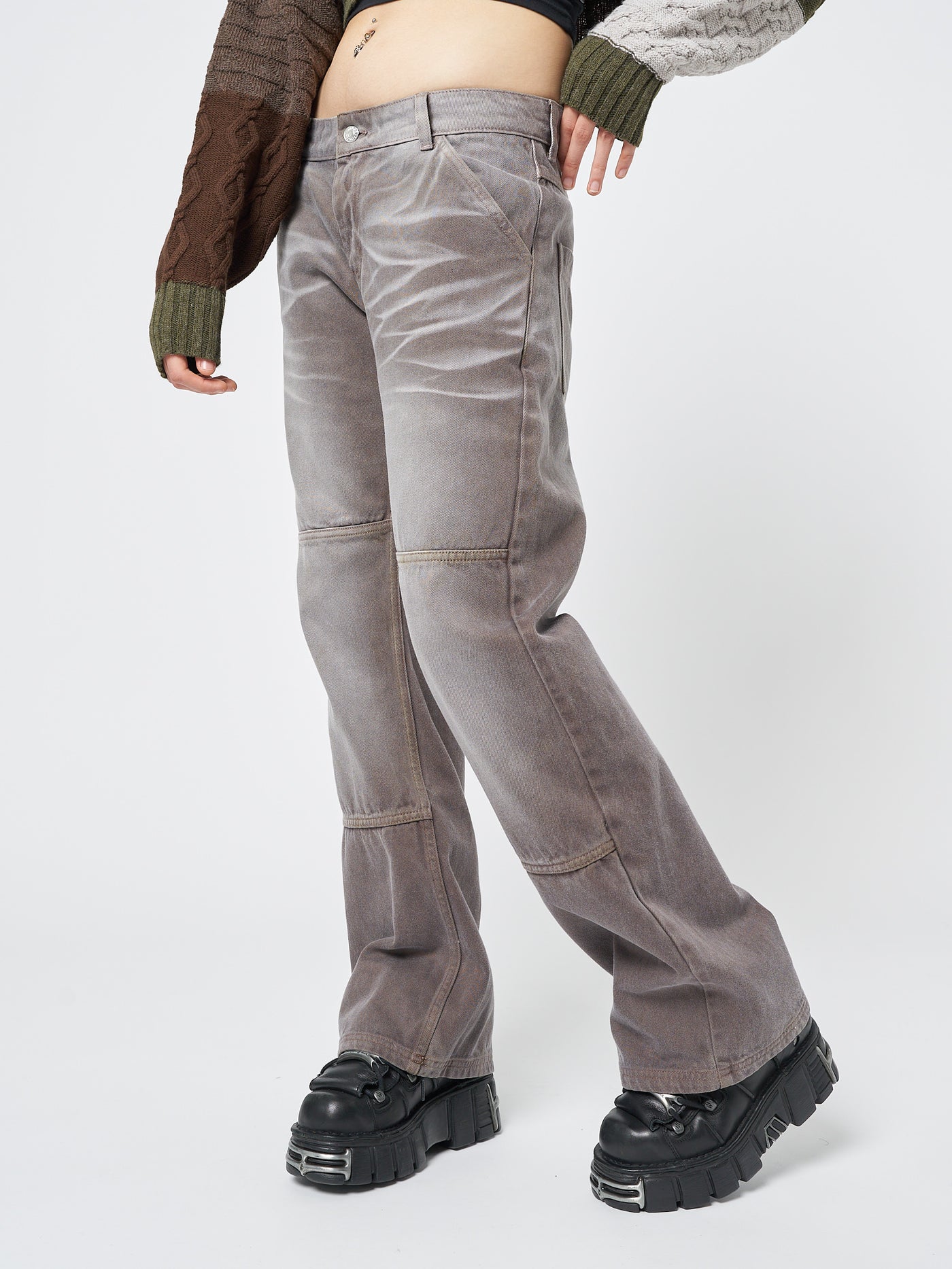 These brown straight jeans feature a washed finish for a relaxed and casual look.