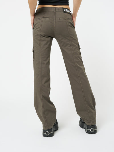 Embrace the Y2K fashion trend with these brown cargo pants featuring a stylish and functional design. Perfect for an edgy and retro-inspired look.