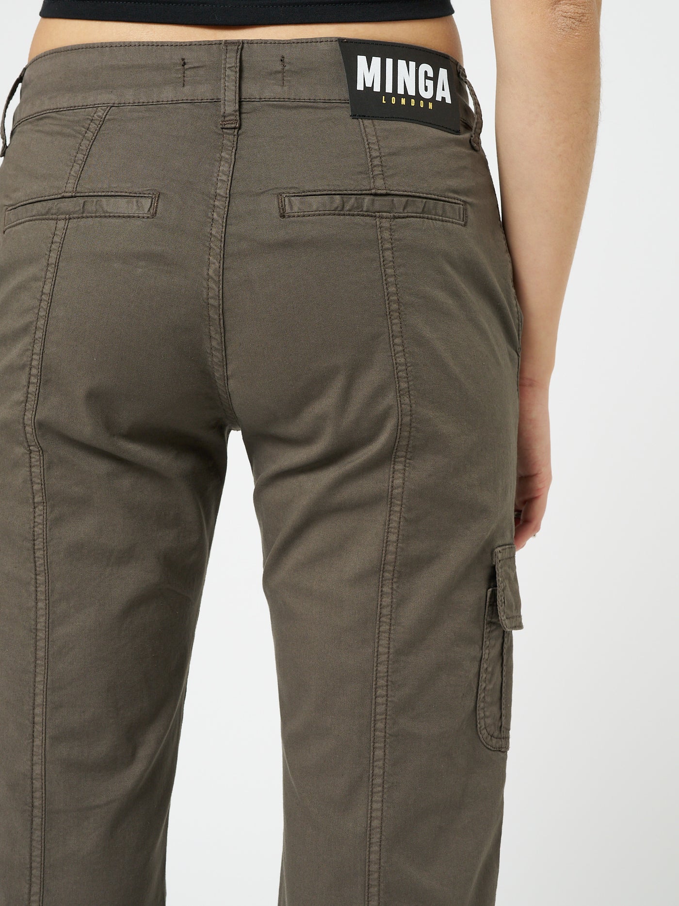 Embrace the Y2K fashion trend with these brown cargo pants featuring a stylish and functional design. Perfect for an edgy and retro-inspired look.
