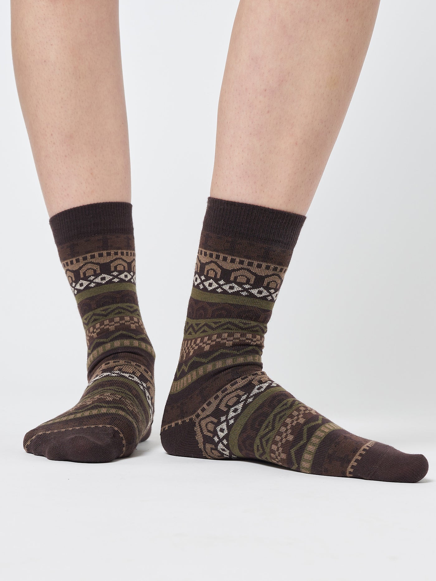 Stay cozy and stylish with these charming jacquard knit socks inspired by classic grandma-style designs.