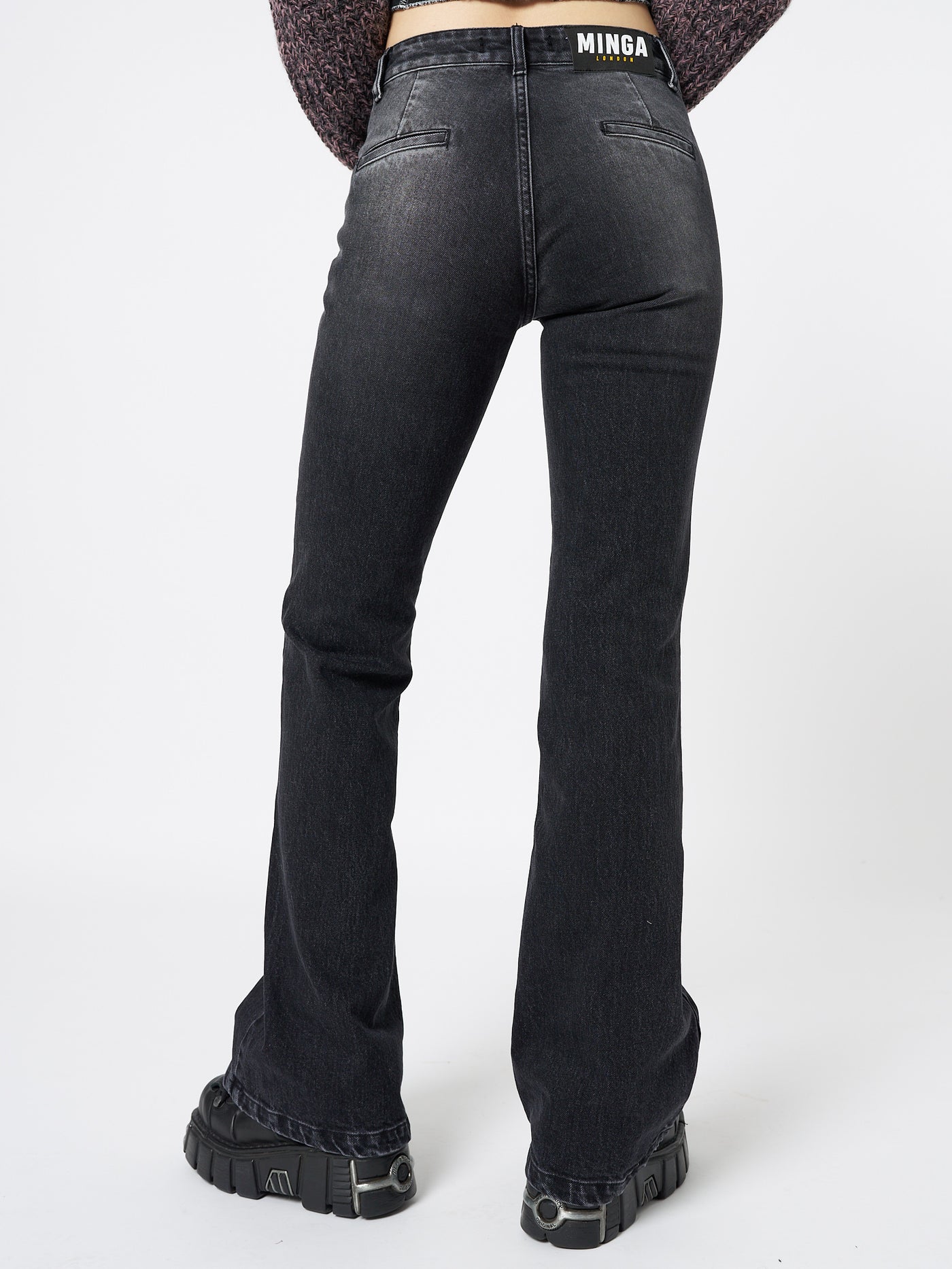 These black flare jeans feature a classic front pocket design, offering a timeless and versatile option for your everyday style.