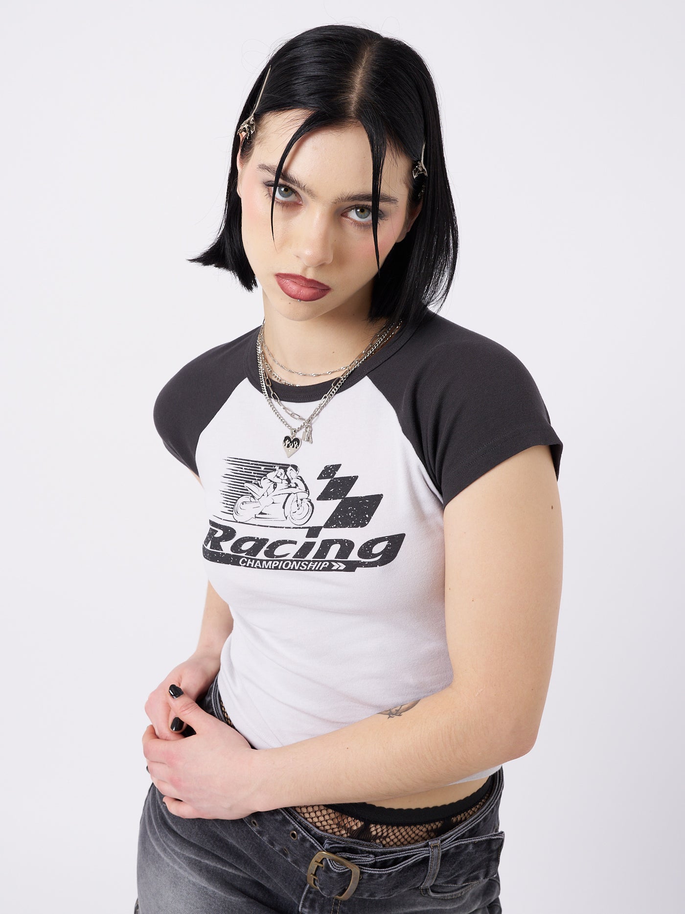 Dynamic black and white raglan baby tee inspired by motor racing. Perfect for a sporty and stylish casual look.