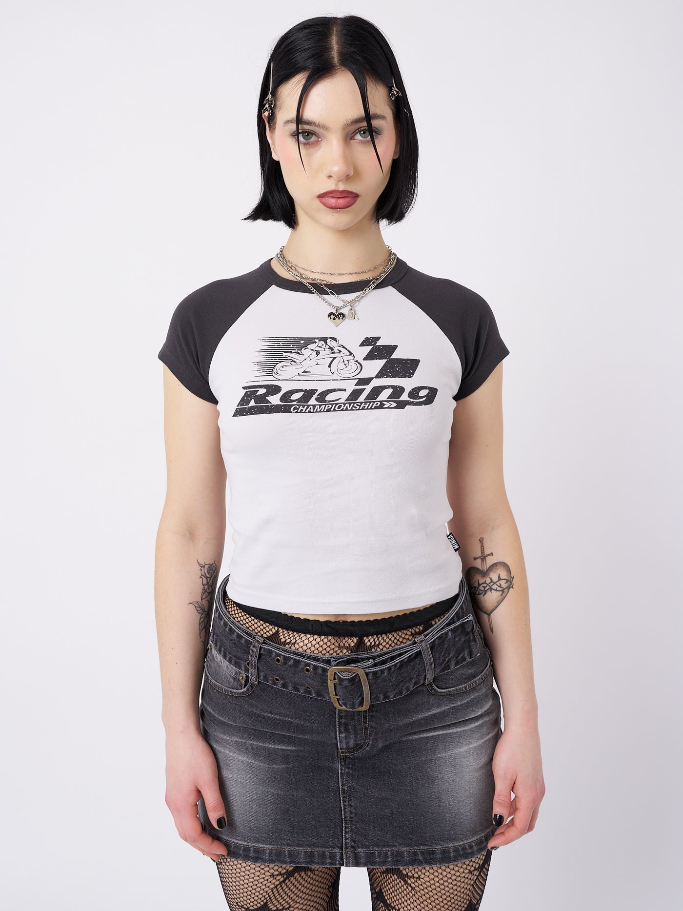 Dynamic black and white raglan baby tee inspired by motor racing. Perfect for a sporty and stylish casual look.