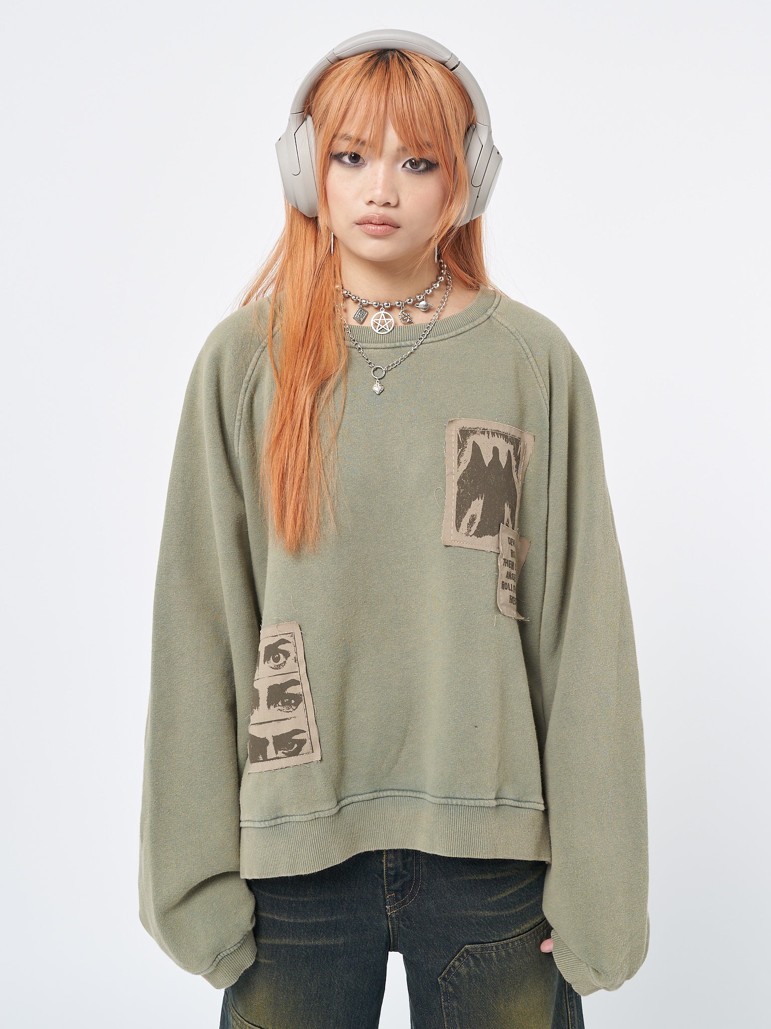 Oversized sweatshirt in smoke green with front patches in beige
