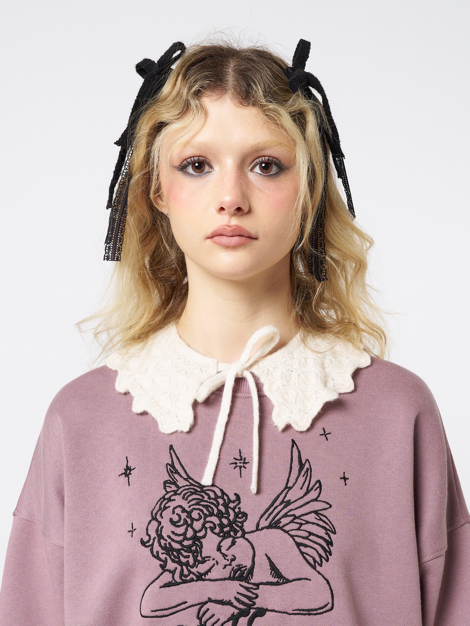 Add a touch of cuteness with this soft knitted collar featuring delicate patterns and charming frills.
